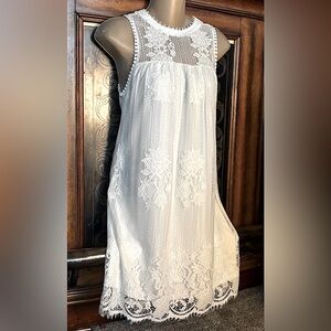 No Boundaries White Lace dress. SMALL  W/Lining attached.
Feminine
